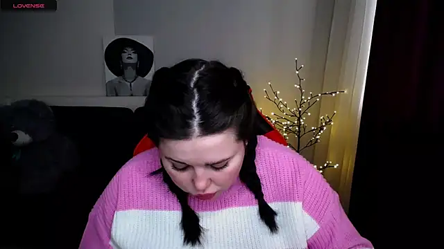 Emily Mo online show from February 23, 2025, 9:44 am