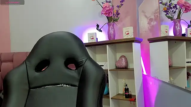 mia thompsonn  online show from September 23, 2025, 2:57 pm