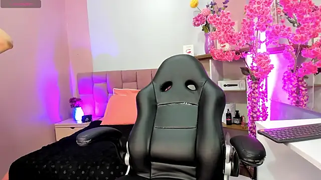 mia thompsonn  online show from October 2, 2025, 3:37 pm