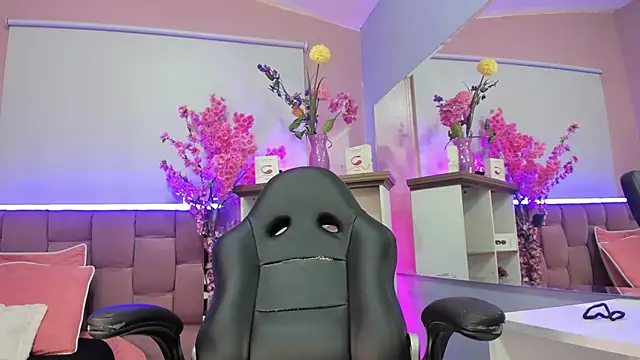 mia thompsonn  online show from September 19, 2025, 2:43 pm