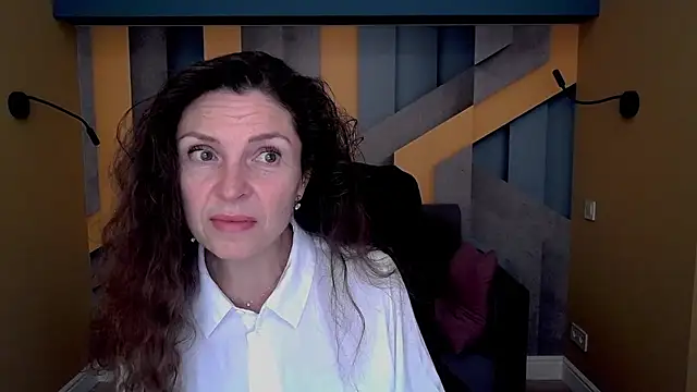 Snapshot of EllaLong chatting on October 14, 2025, 11:33 am EllaLong online show from October 14, 2025, 11:33 am