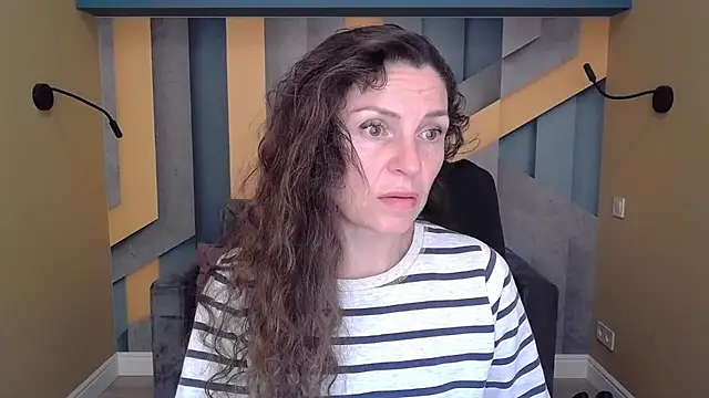 Snapshot of EllaLong chatting on October 15, 2025, 11:29 am EllaLong online show from October 15, 2025, 11:29 am