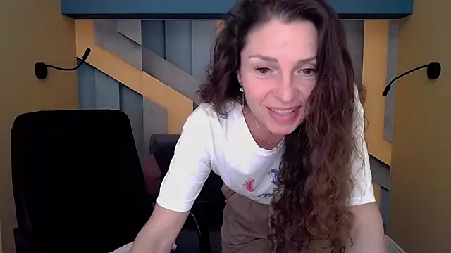 Snapshot of EllaLong chatting on October 4, 2025, 11:34 am EllaLong online show from October 4, 2025, 11:34 am