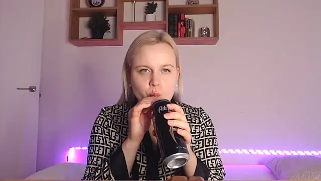 Snapshot of Karolina_love_ chatting on October 25, 2025, 5:24 pm Karolina love  online show from October 25, 2025, 5:24 pm