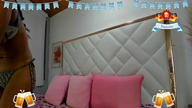 Snapshot of EmiliBonnie chatting on September 25, 2025, 12:05 am EmiliBonnie online show from September 25, 2025, 12:05 am