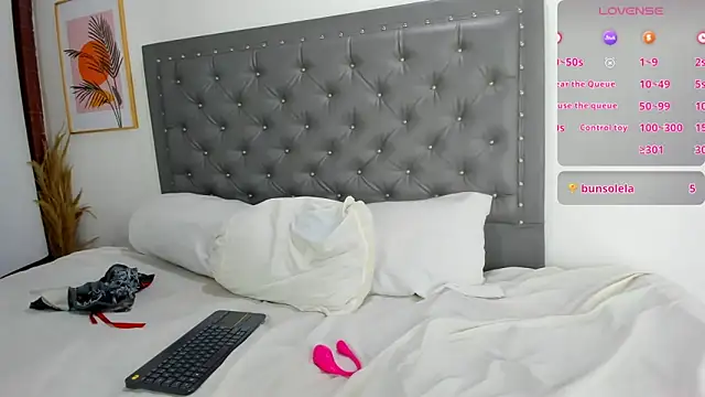Snapshot of EmiliBonnie chatting on February 28, 2025, 3:04 am EmiliBonnie online show from February 28, 2025, 3:04 am