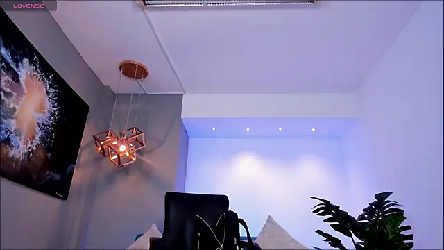 charlottewhitte online show from April 12, 2026, 11:57 am