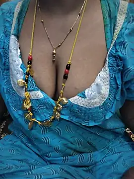 tuttifrutti17 online show from August 6, 2026, 4:57 pm