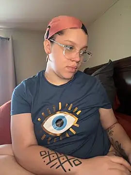 QueenNuttCollector online show from September 24, 2025, 2:23 pm