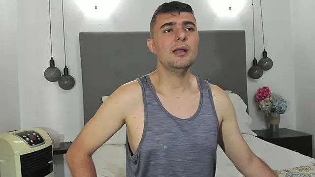 Snapshot of andrhes_baby chatting on October 10, 2025, 2:29 pm andrhes baby online show from October 10, 2025, 2:29 pm