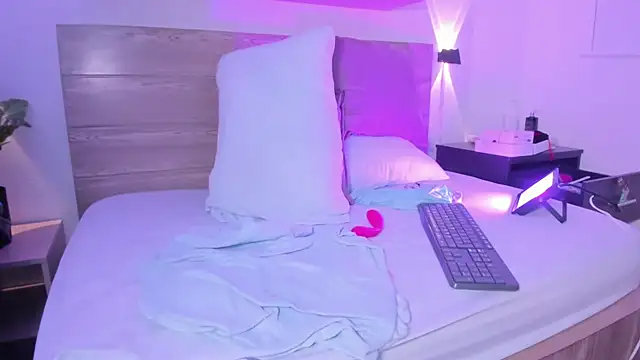 Snapshot of izaro22 chatting on October 25, 2025, 4:18 pm izaro22 online show from October 25, 2025, 4:18 pm