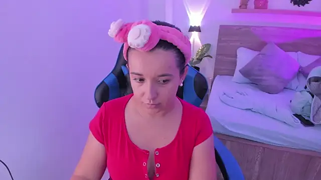 Snapshot of izaro22 chatting on September 24, 2025, 2:18 am izaro22 online show from September 24, 2025, 2:18 am