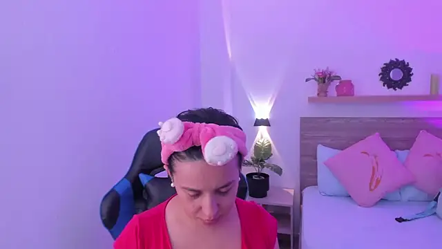 Snapshot of izaro22 chatting on October 6, 2025, 12:39 pm izaro22 online show from October 6, 2025, 12:39 pm