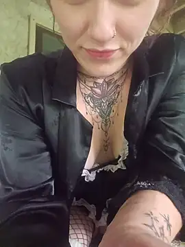 Snapshot of KARMICchaos_xoxo chatting on June 26, 2026, 12:44 pm KARMICchaos xoxo online show from June 26, 2026, 12:44 pm