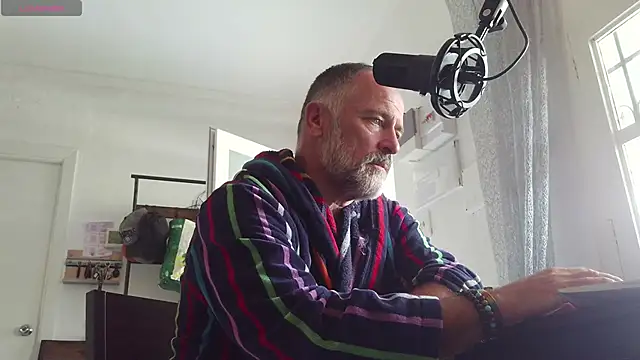 Snapshot of DaddybearVLC chatting on November 1, 2025, 11:59 am DaddybearVLC online show from November 1, 2025, 11:59 am