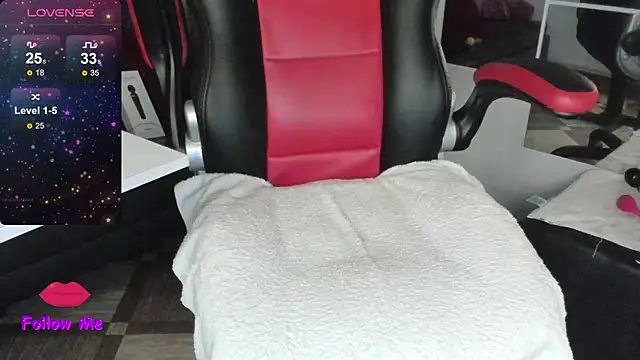 Snapshot of natasha_logan_ chatting on October 13, 2025, 4:03 am natasha logan  online show from October 13, 2025, 4:03 am