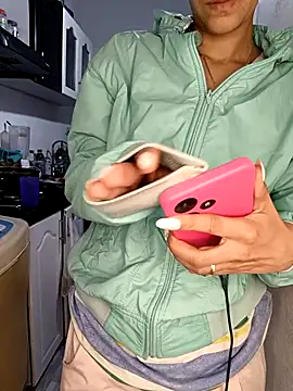 Snapshot of catire2323 chatting on September 19, 2025, 12:25 am catire2323 online show from September 19, 2025, 12:25 am