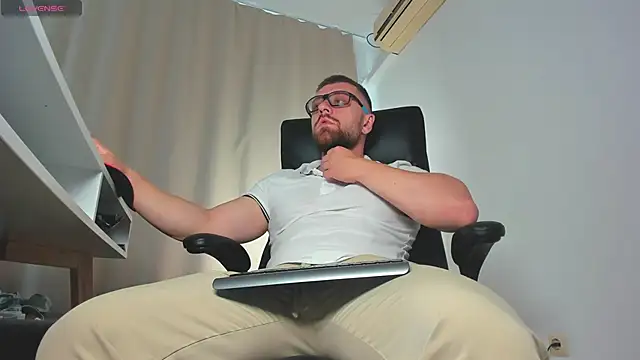 Snapshot of Findom_guy chatting on October 17, 2025, 1:02 pm Findom guy online show from October 17, 2025, 1:02 pm