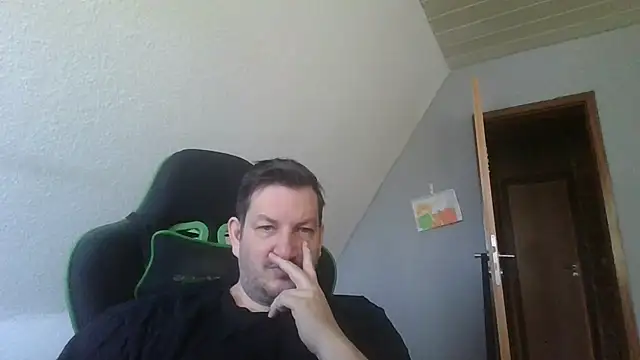 Snapshot of Golffahrer1982 chatting on March 20, 2026, 9:54 am Golffahrer1982 online show from March 20, 2026, 9:54 am