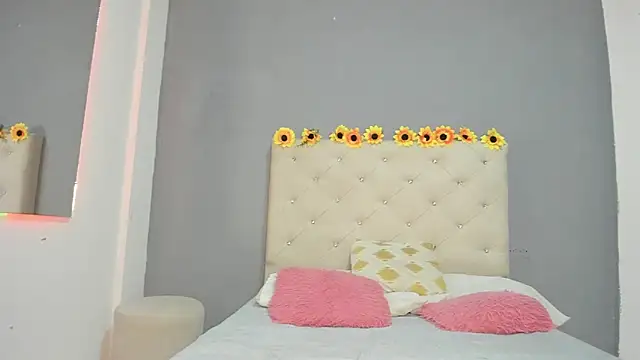 Snapshot of violetasimonz chatting on February 10, 2025, 4:36 pm violetasimonz online show from February 10, 2025, 4:36 pm