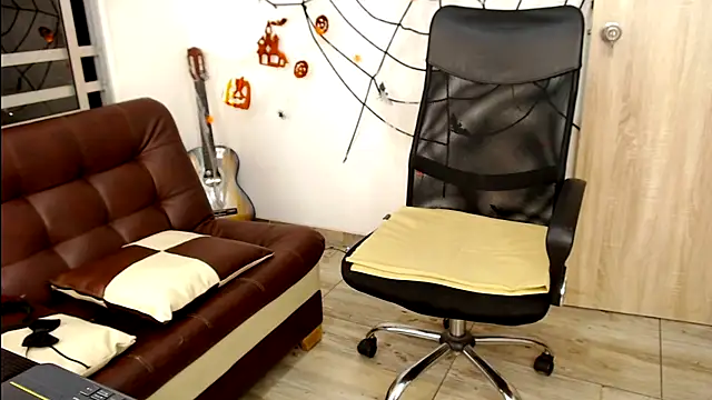 Snapshot of michacosio chatting on October 15, 2025, 12:20 am michacosio online show from October 15, 2025, 12:20 am