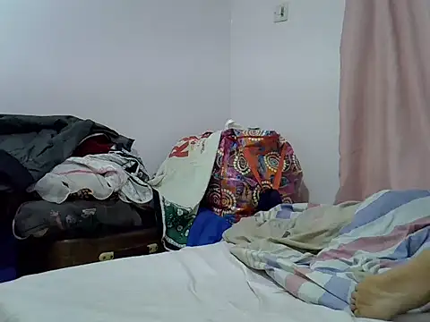 prettybeee online show from April 12, 2026, 7:50 pm