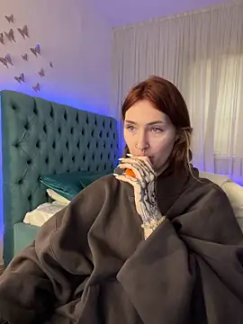  Chlo  e online show from October 19, 2025, 10:51 am