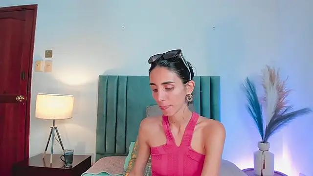 Nina Cavaali online show from January 25, 2025, 6:02 pm