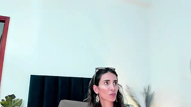 Nina Cavaali online show from February 5, 2025, 6:15 pm