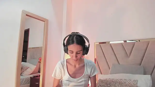 Nina Cavaali online show from October 6, 2025, 6:19 pm