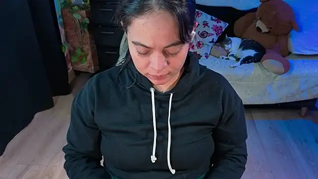 Cuttiealice online show from September 22, 2025, 5:08 pm