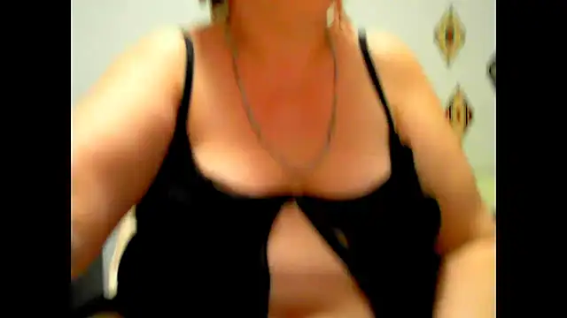 Snapshot of Hyllda chatting on June 17, 2026, 9:03 pm Hyllda online show from June 17, 2026, 9:03 pm