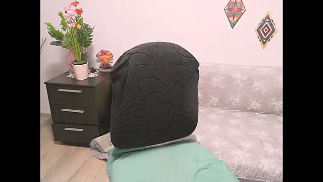 Snapshot of Hyllda chatting on October 8, 2025, 9:15 pm Hyllda online show from October 8, 2025, 9:15 pm