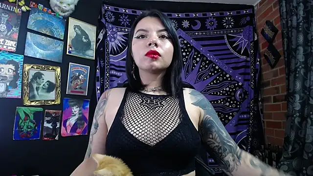 Yourmadame P online show from November 25, 2025, 11:48 pm