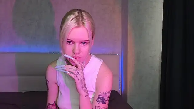 LisaDenvinn online show from September 10, 2025, 3:49 am