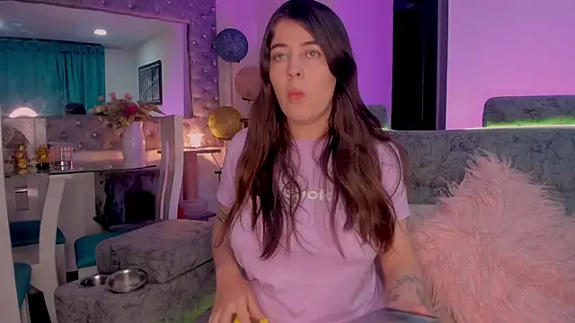 zoe kittylove online show from November 4, 2025, 4:05 am