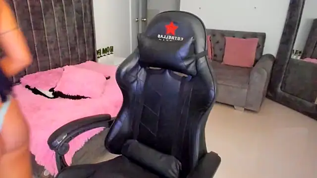 Snapshot of xiomara__cortes chatting on September 18, 2025, 7:39 pm xiomara cortes online show from September 18, 2025, 7:39 pm