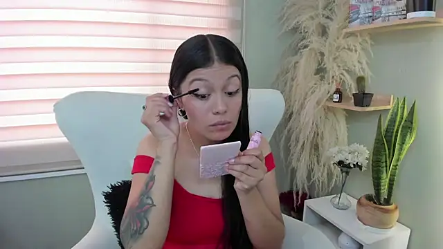 julieta evans  online show from April 23, 2026, 10:11 pm