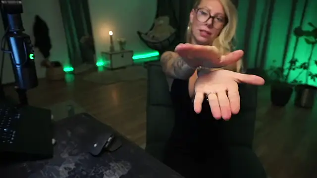 LaraPunkt online show from October 8, 2025, 8:05 am