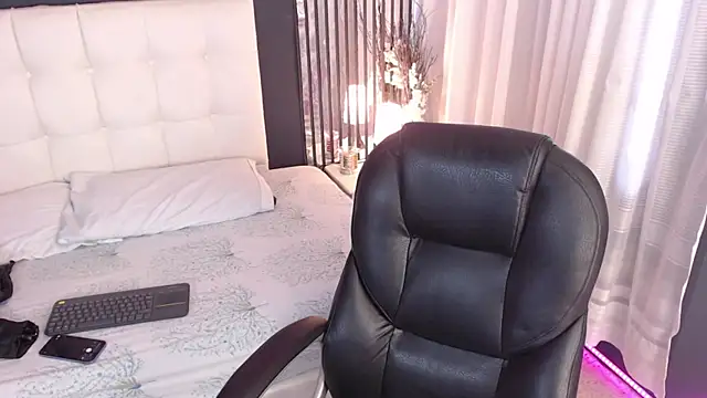 LiaVillalobos online show from January 13, 2026, 1:26 pm