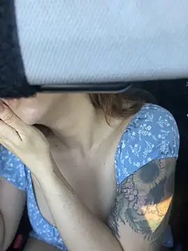 LeaGambit   online show from November 3, 2025, 4:43 pm