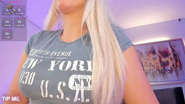 Snapshot of SophieBarnett chatting on October 13, 2025, 11:05 pm SophieBarnett online show from October 13, 2025, 11:05 pm