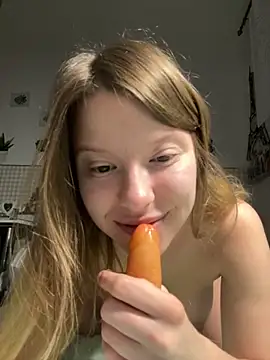 kimczii online show from May 13, 2026, 6:42 am