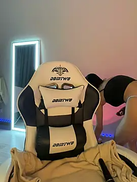 julia fly online show from April 8, 2026, 6:04 am