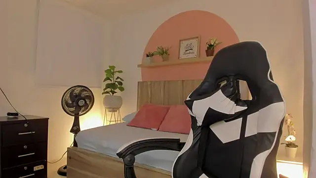 dominique25  online show from September 18, 2025, 2:47 am