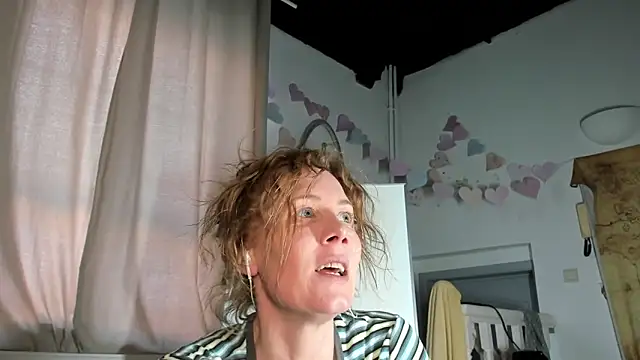 Lola Belgium online show from March 6, 2025, 4:28 pm