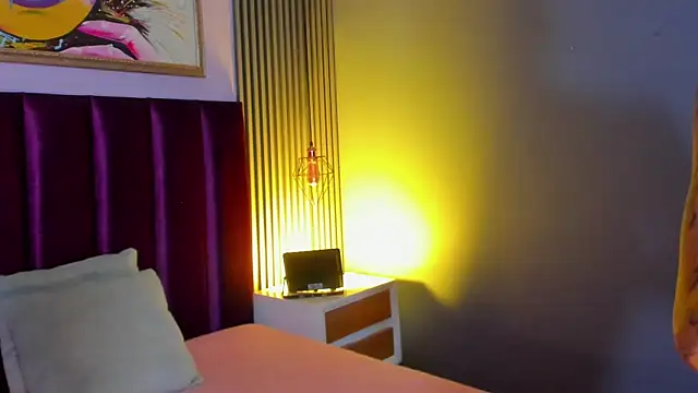 LauraAristizabal online show from April 11, 2026, 12:07 am