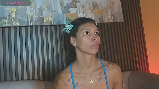 LauraAristizabal online show from October 4, 2025, 12:28 pm