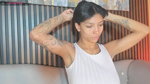 LauraAristizabal online show from October 5, 2025, 12:40 pm