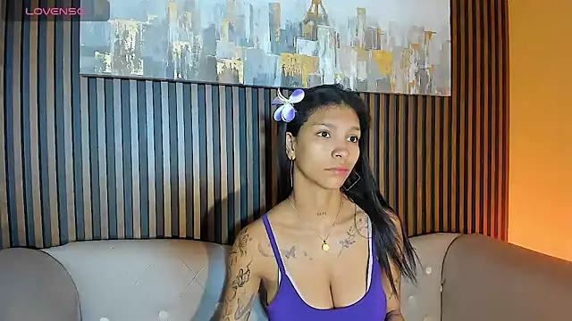 LauraAristizabal online show from September 30, 2025, 12:22 pm